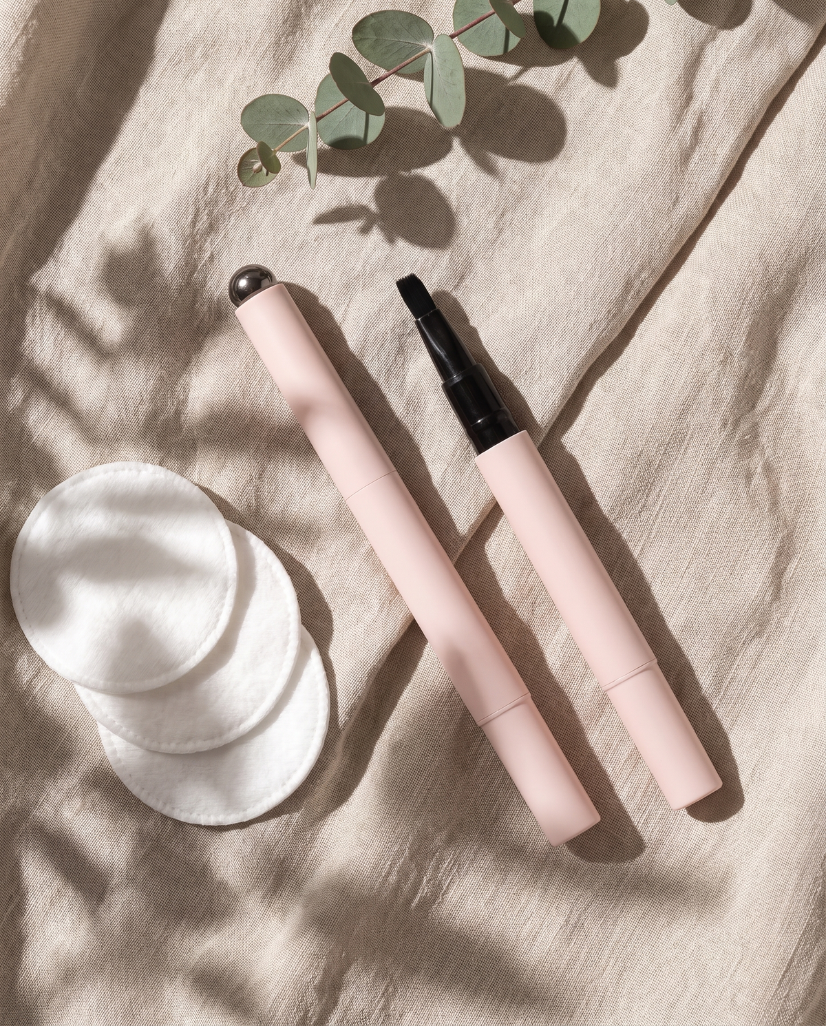 The Lumia cat eye gel pen, brush end and magnet end