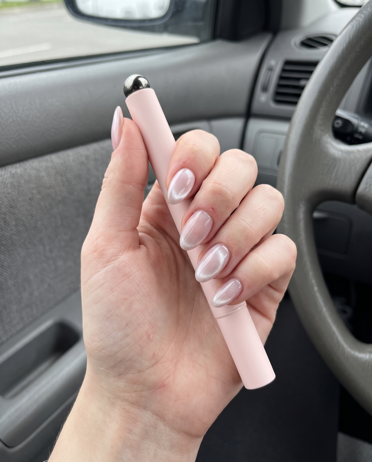 Nails done, holding the Lumia cat eye pen